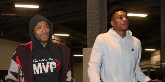 邮报：特朗普送C罗一把白宫金钥匙，该礼物专为特别宾客准备（邮报：特朗普向C罗赠送白宫金钥匙，此礼仅供特别来宾）