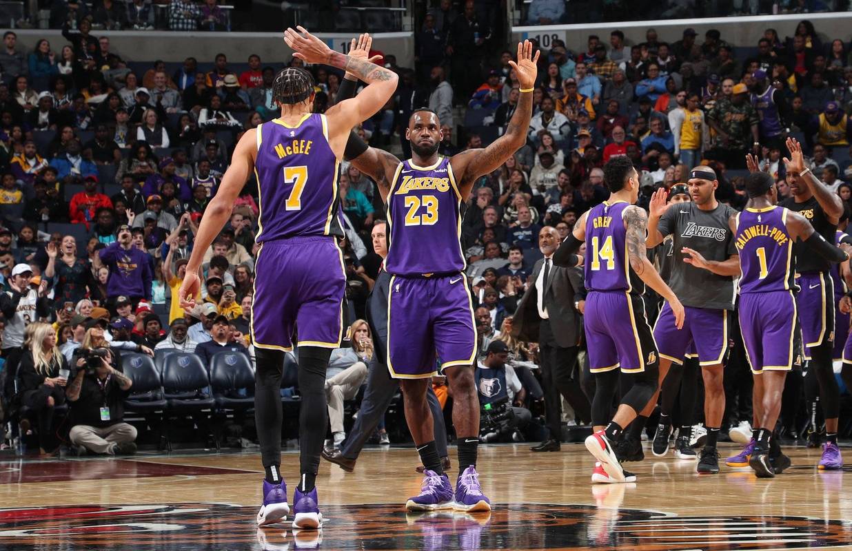 斯玛特：从效力绿军到湖人感觉很奇怪 但这对我来说是全新体验（斯玛特：告别绿军加盟湖人有些别扭，却是一次全新的经历）