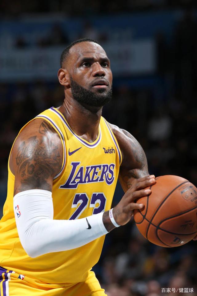 吉拉西多特生涯欧冠已打入15球，队史仅次于罗伊斯和莱万（吉拉西欧冠累计15球，在多特队史仅逊罗伊斯与莱万）